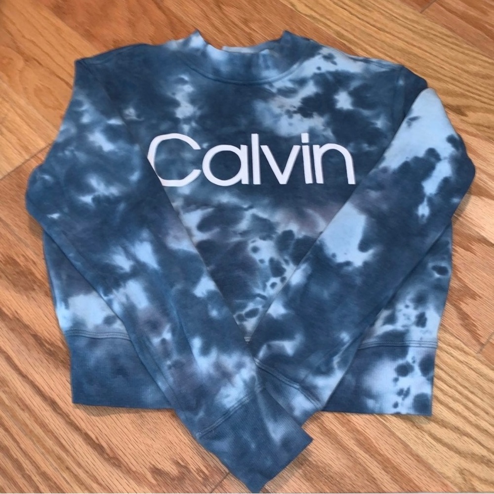 CALVIN KLEIN PERFORMANCE TIE-DYE FLEECE CROPPED DARK BLUE SWEATSHIRT